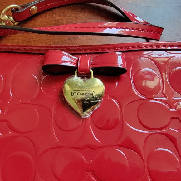 NWT Coach Embossed Liquid Gloss medium Wristlet in red patent leather - Picture 2 of 9